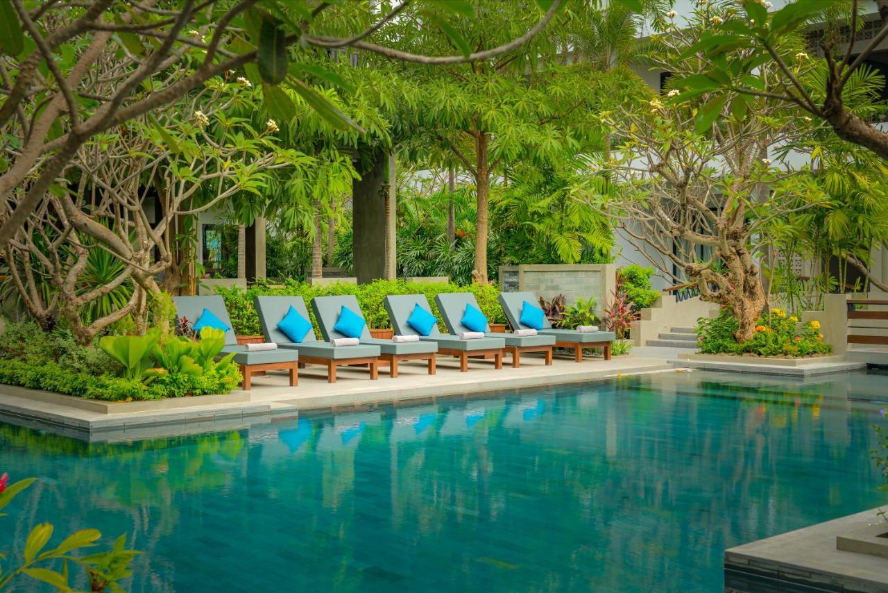 סיאם ריפ Eightfold Urban Resort מראה חיצוני תמונה The swimming pool at The Sukhothai