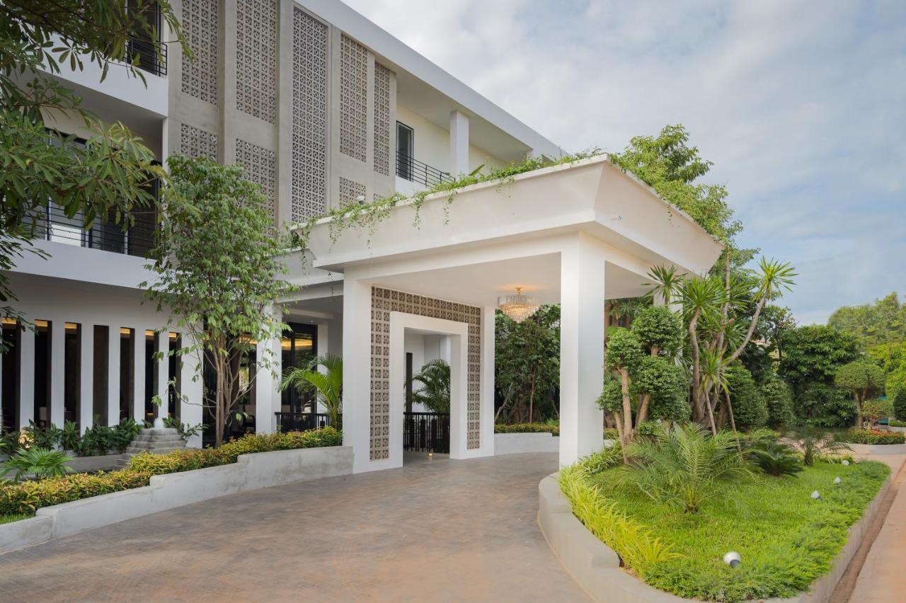 סיאם ריפ Eightfold Urban Resort מראה חיצוני תמונה The hotel's entrance