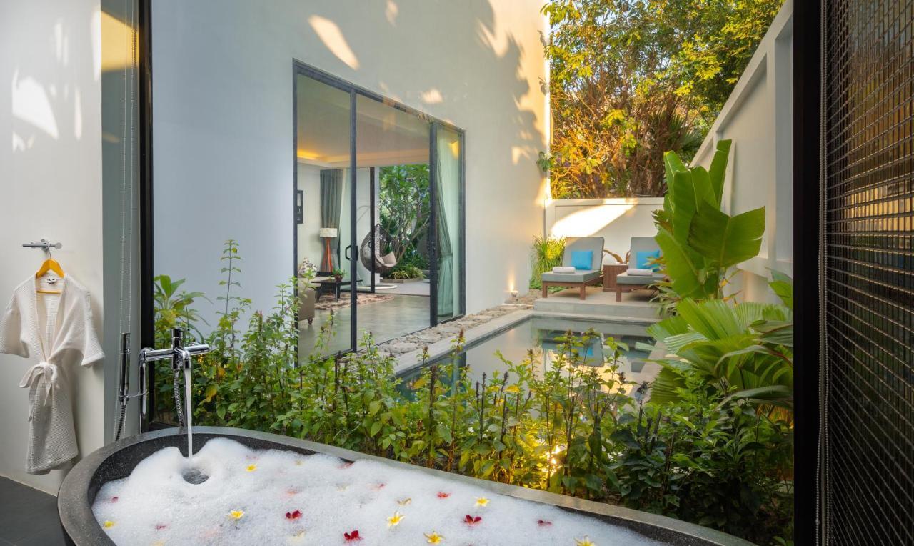 סיאם ריפ Eightfold Urban Resort מראה חיצוני תמונה A private spa at a hotel