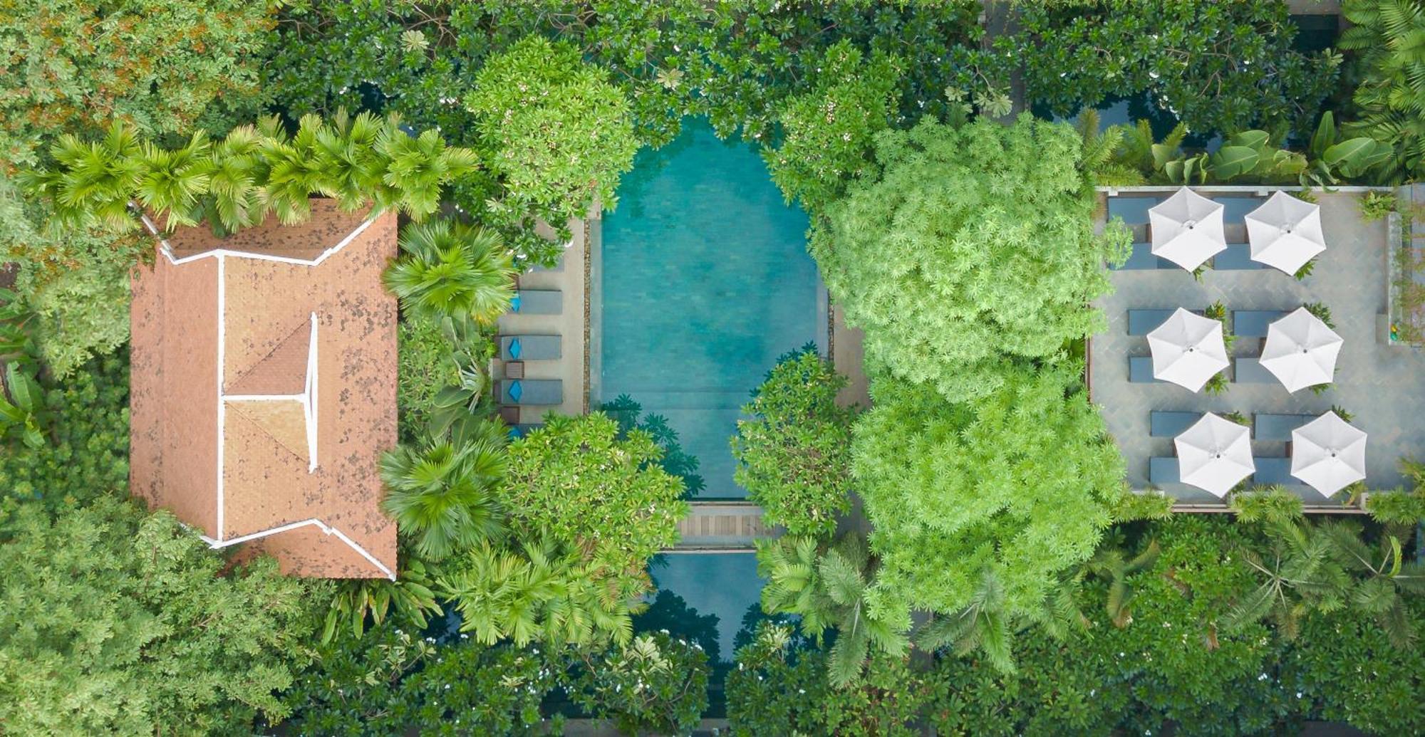 סיאם ריפ Eightfold Urban Resort מראה חיצוני תמונה Aerial view of the pool at the hotel
