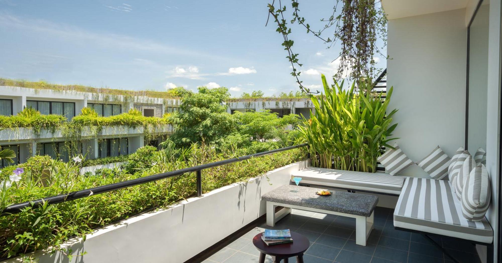 סיאם ריפ Eightfold Urban Resort מראה חיצוני תמונה A balcony at the hotel