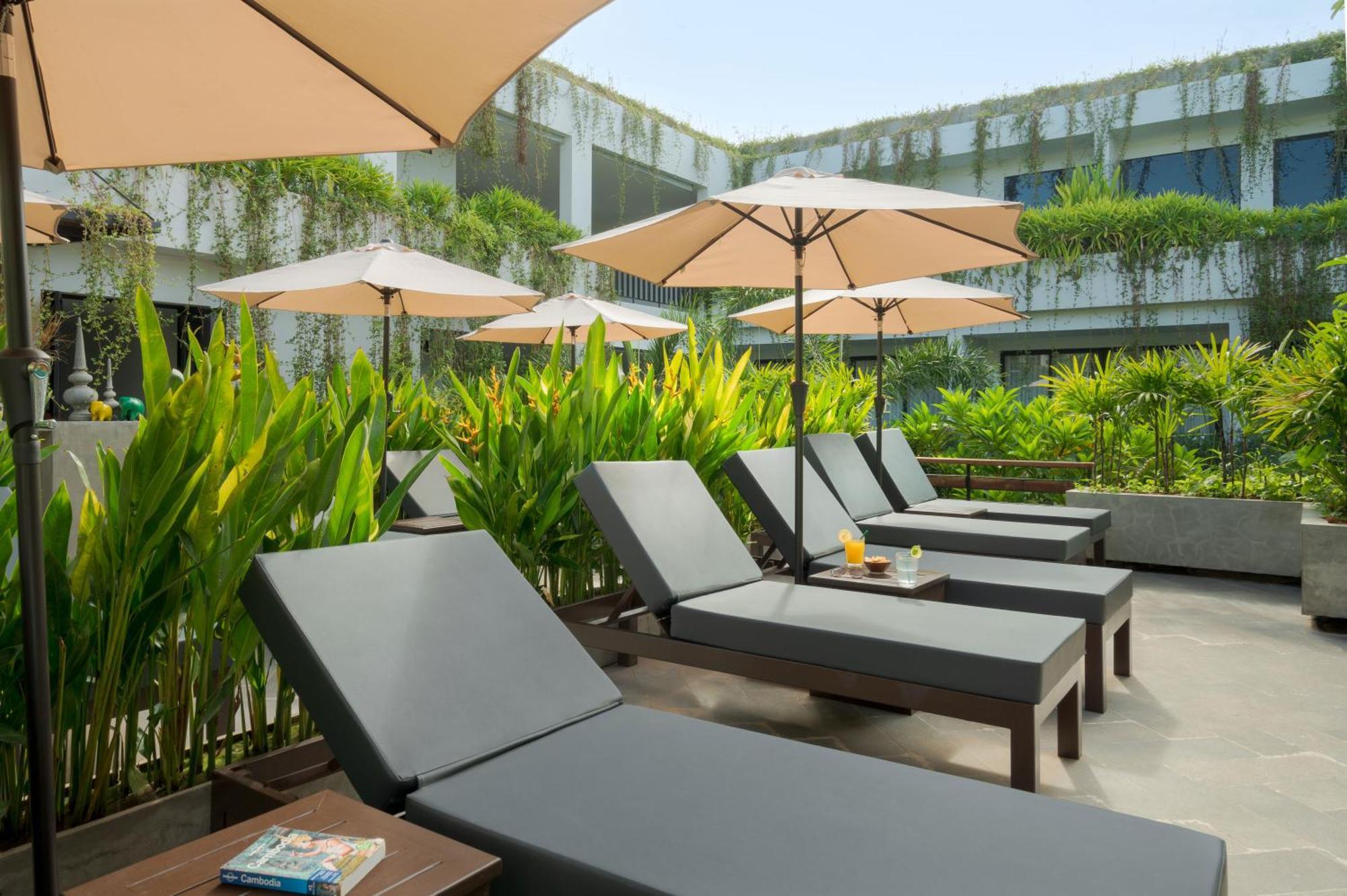 סיאם ריפ Eightfold Urban Resort מראה חיצוני תמונה Pool Deck